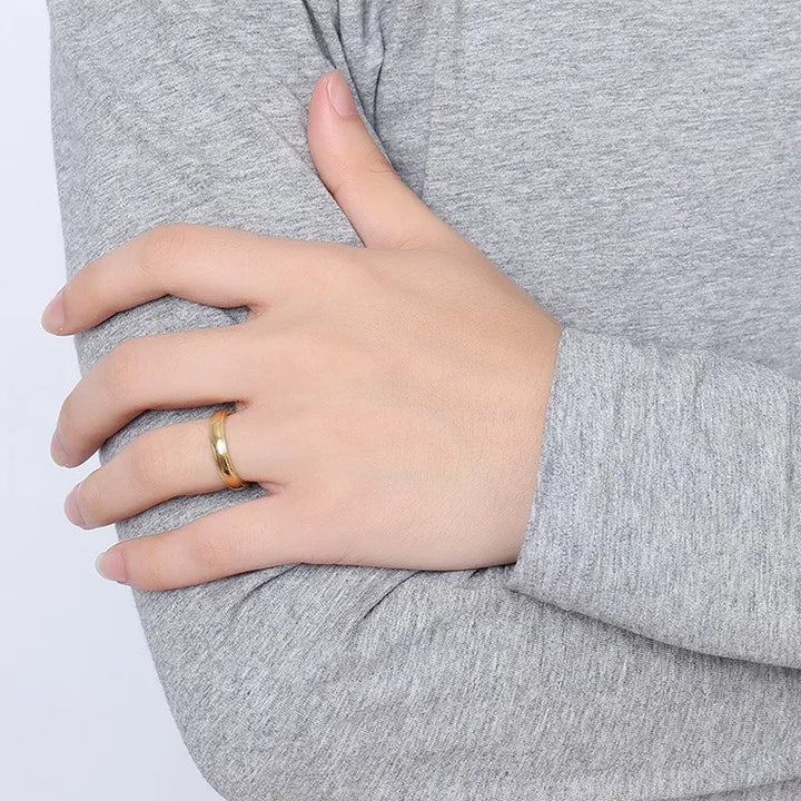 Bagues, Anneau Doré Intemporel aux Finitions Raffinées Femme