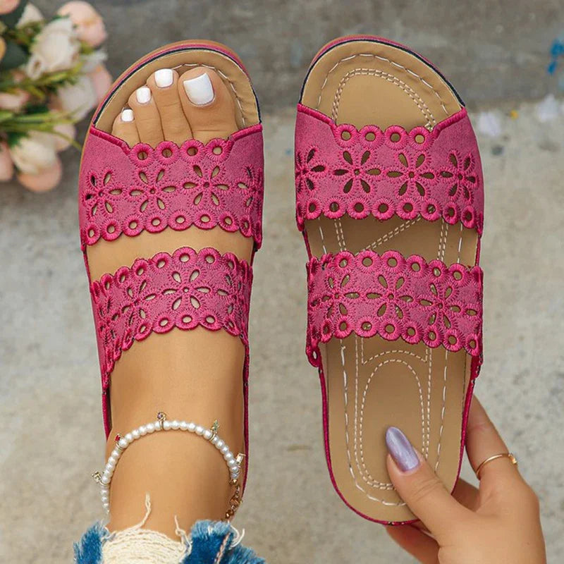 Sandales à talons compensés à fleurs ajourées pour femmes, chaussures de plage confortables et antidérapantes, pantoufles légères à plateforme blanche, été 2025