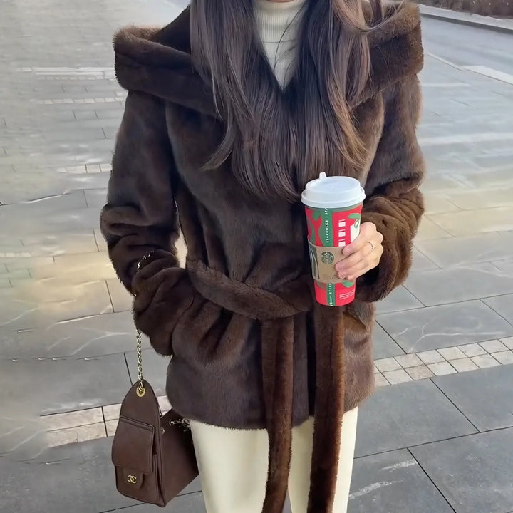 PUAL 2025 nouveau manteau en fausse fourrure écologique pour femmes-conception courte à capuche avec ceinture, coupe ajustée et coupe polyvalente, élégant