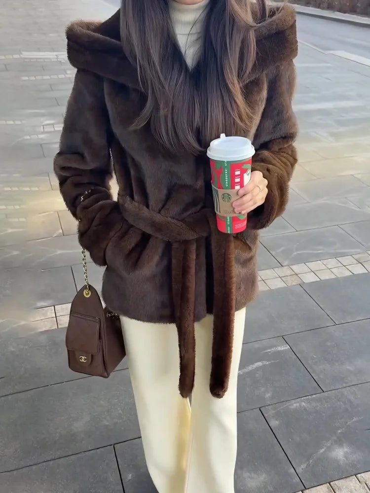 PUAL 2025 nouveau manteau en fausse fourrure écologique pour femmes-conception courte à capuche avec ceinture, coupe ajustée et coupe polyvalente, élégant
