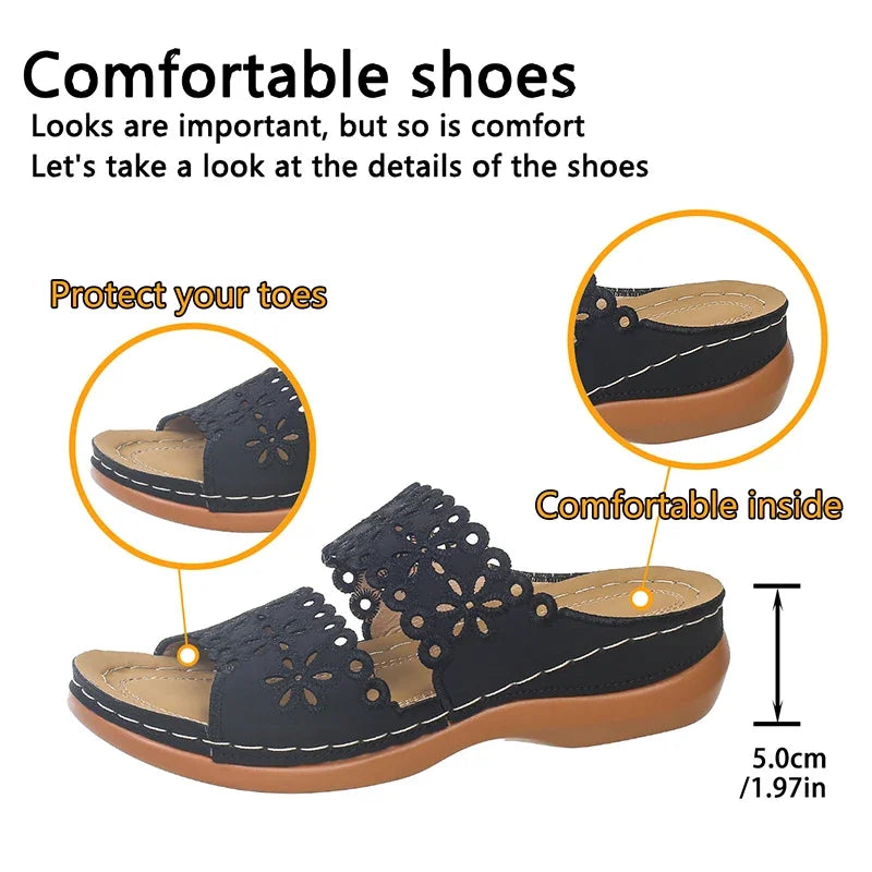 Sandales à talons compensés à fleurs ajourées pour femmes, chaussures de plage confortables et antidérapantes, pantoufles légères à plateforme blanche, été 2025