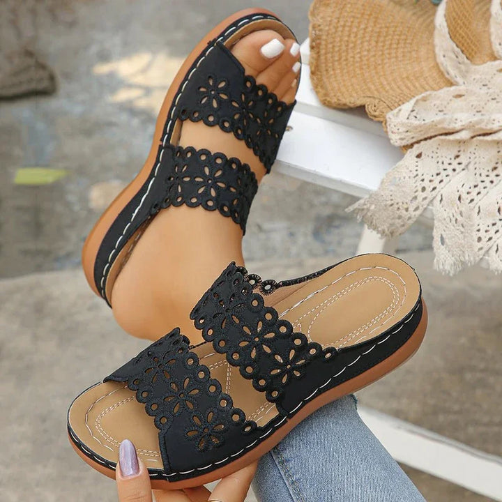 Sandales à talons compensés à fleurs ajourées pour femmes, chaussures de plage confortables et antidérapantes, pantoufles légères à plateforme blanche, été 2025