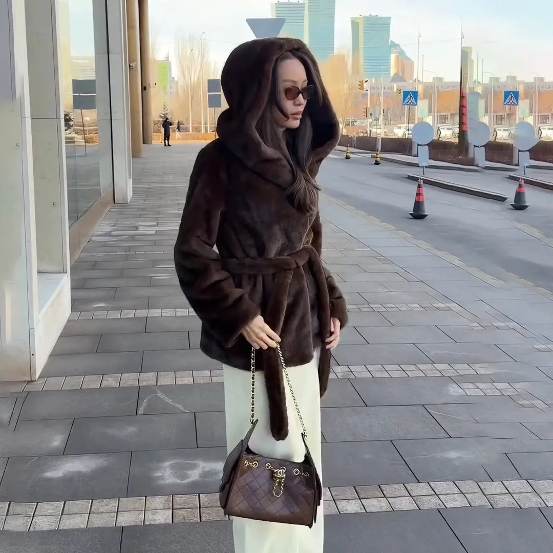 PUAL 2025 nouveau manteau en fausse fourrure écologique pour femmes-conception courte à capuche avec ceinture, coupe ajustée et coupe polyvalente, élégant