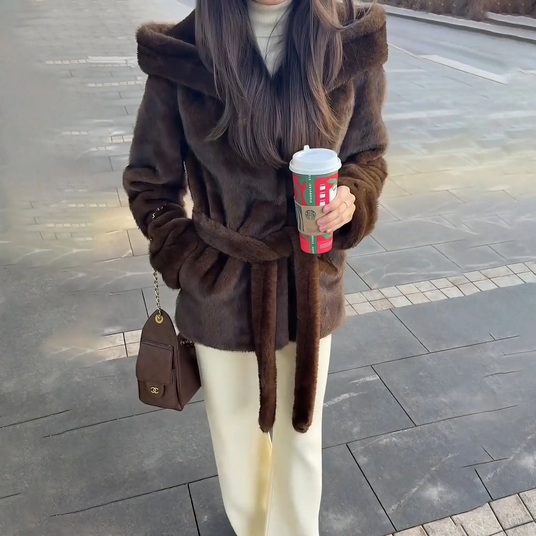PUAL 2025 nouveau manteau en fausse fourrure écologique pour femmes-conception courte à capuche avec ceinture, coupe ajustée et coupe polyvalente, élégant