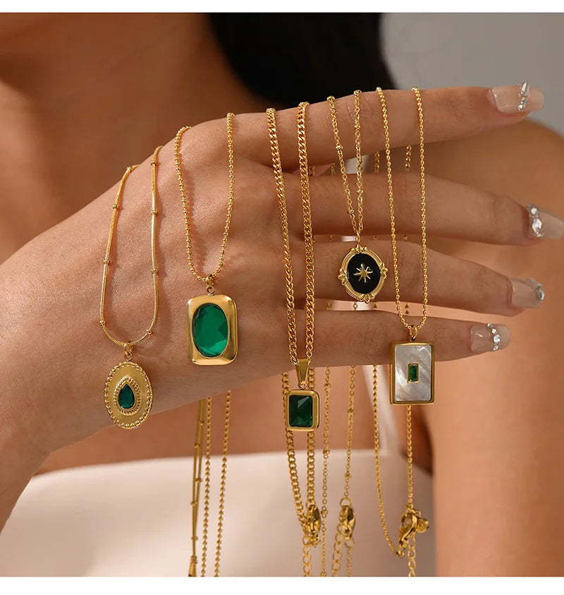 Collection de Colliers Dorés Symboliques à Superposer Femme et Homme