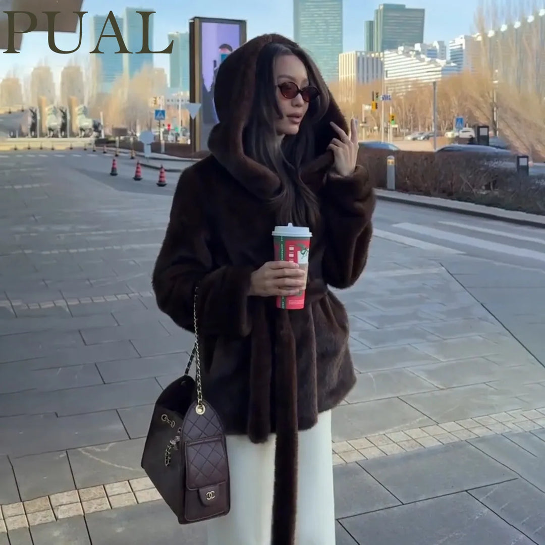 PUAL 2025 nouveau manteau en fausse fourrure écologique pour femmes-conception courte à capuche avec ceinture, coupe ajustée et coupe polyvalente, élégant
