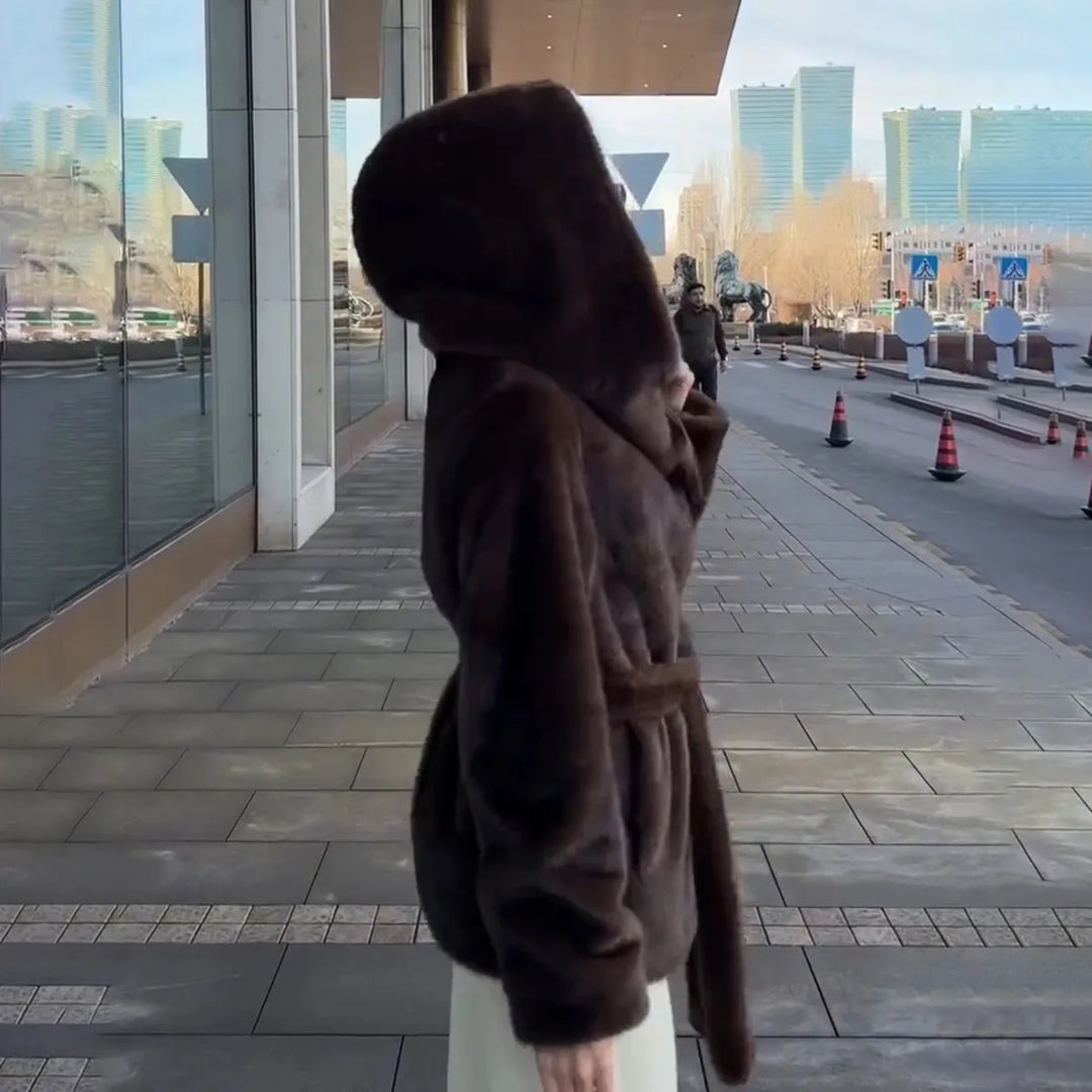 PUAL 2025 nouveau manteau en fausse fourrure écologique pour femmes-conception courte à capuche avec ceinture, coupe ajustée et coupe polyvalente, élégant