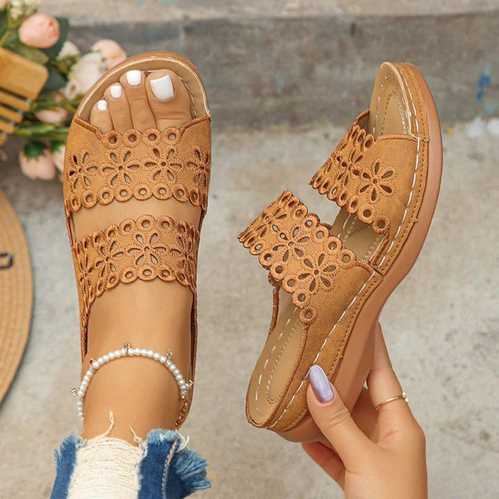 Sandales à talons compensés à fleurs ajourées pour femmes, chaussures de plage confortables et antidérapantes, pantoufles légères à plateforme blanche, été 2025
