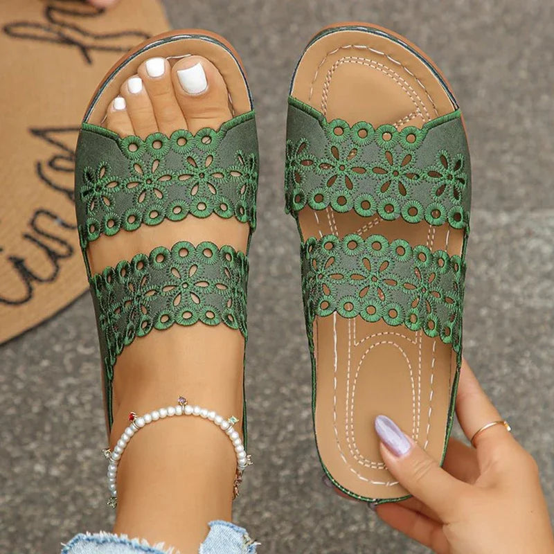 Sandales à talons compensés à fleurs ajourées pour femmes, chaussures de plage confortables et antidérapantes, pantoufles légères à plateforme blanche, été 2025