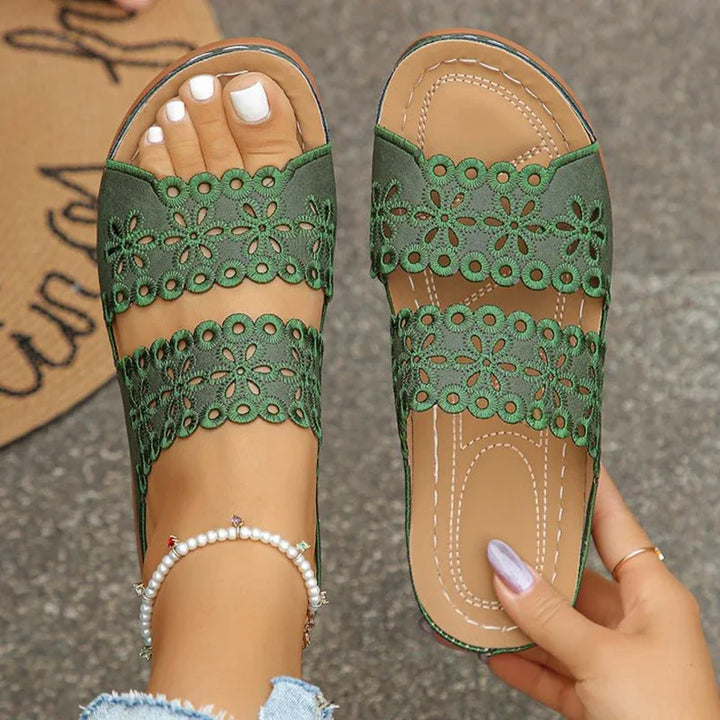 Sandales à talons compensés à fleurs ajourées pour femmes, chaussures de plage confortables et antidérapantes, pantoufles légères à plateforme blanche, été 2025