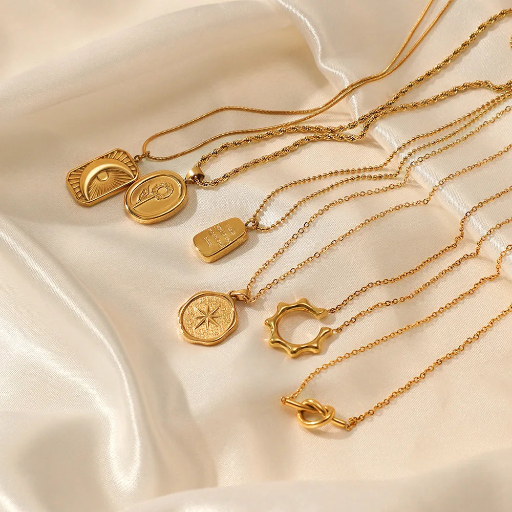 Collection de Colliers Dorés Symboliques à Superposer Femme et Homme